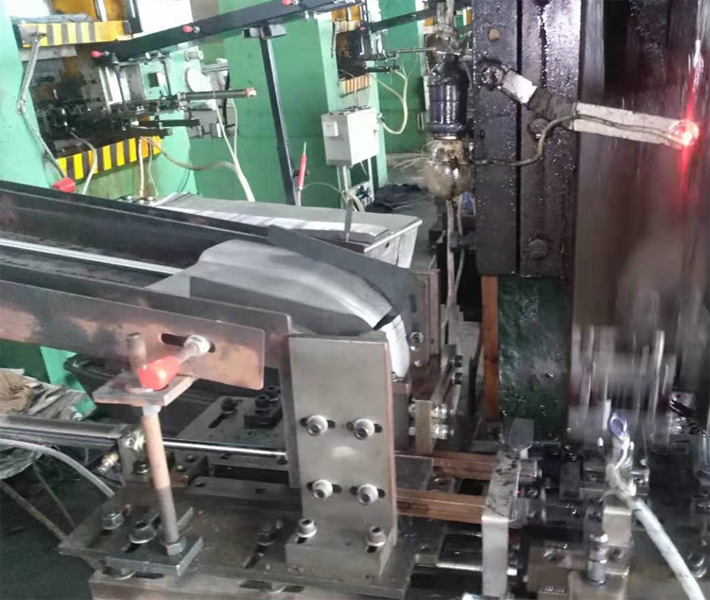 Automatic Feeder For Cutlery Knife Trimming