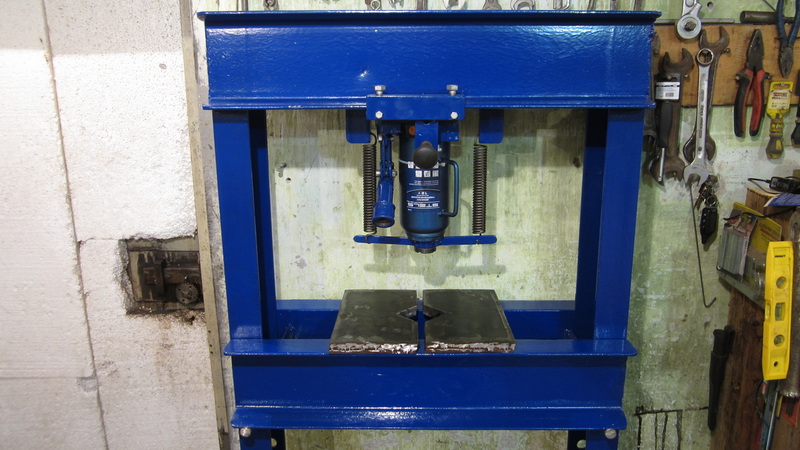 how to make a hydraulic press with syringes.jpg