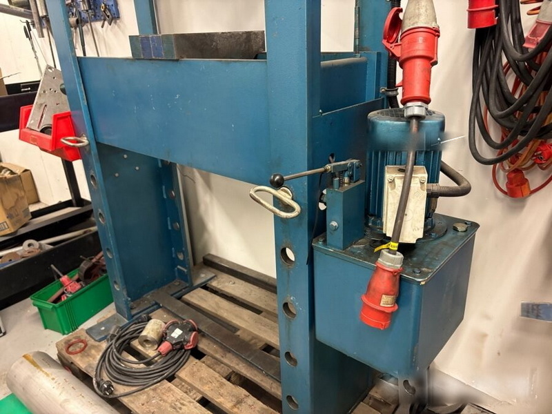 Top Hydraulic Press Manufacturers in Sweden