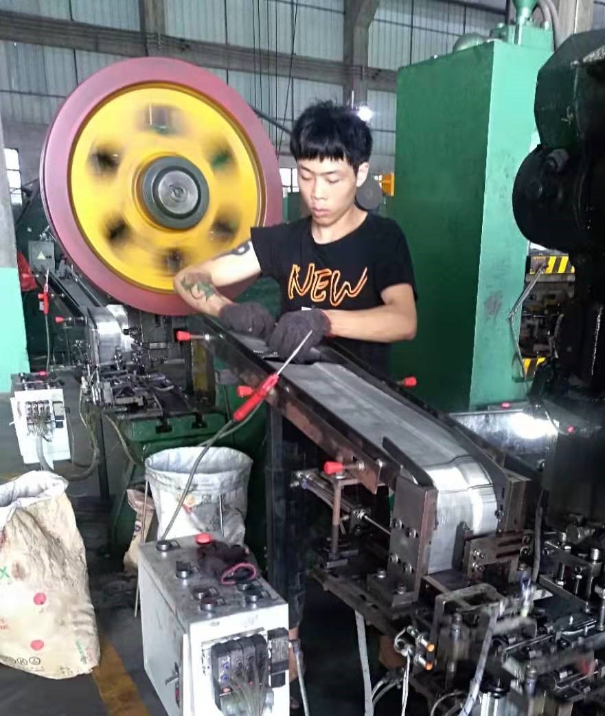 Automatic Feeder For Spoon Edge Cutting