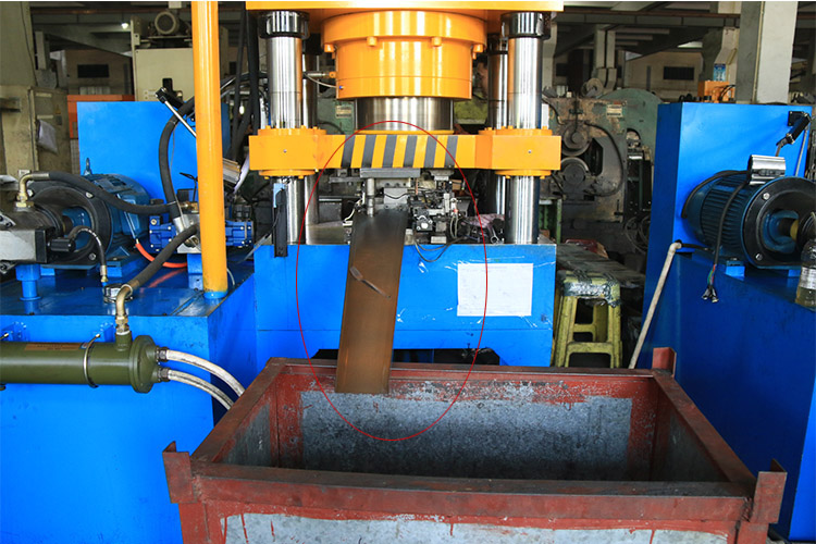 Automatic Machine For Cutlery Embossing