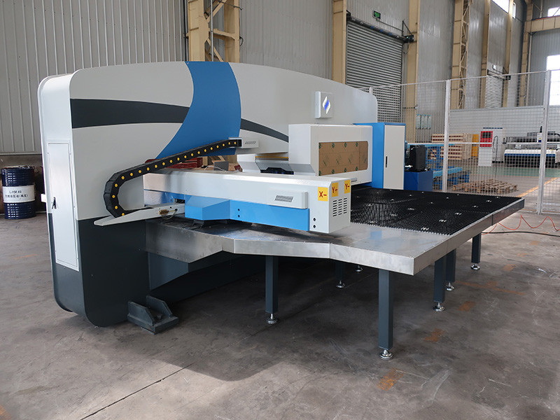 Ein Punch -Press -Operator behandelt routinemäßig kleine Teile.jpg