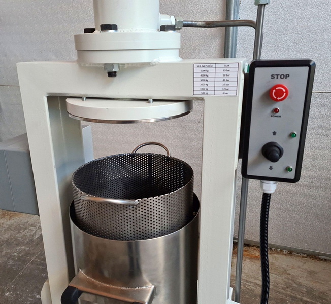 which oil is used in hydraulic press