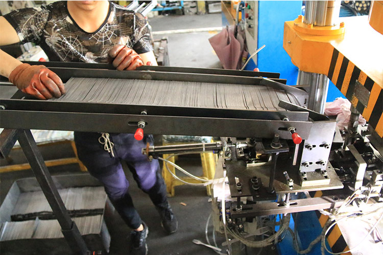 Automatic Feeder For Fork Spoon Handle Embossing