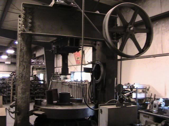 how does a hydraulic press with two pistons weegy.jpg