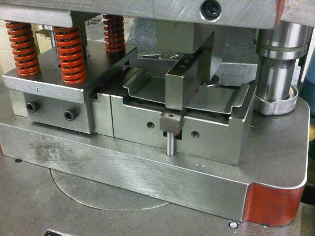 what does a punch press operator do.jpg