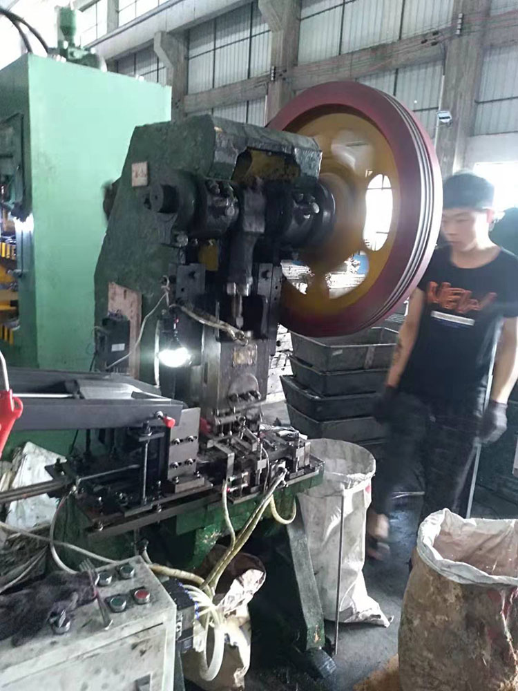 Automatic Feeder For Cutlery Fork Forming
